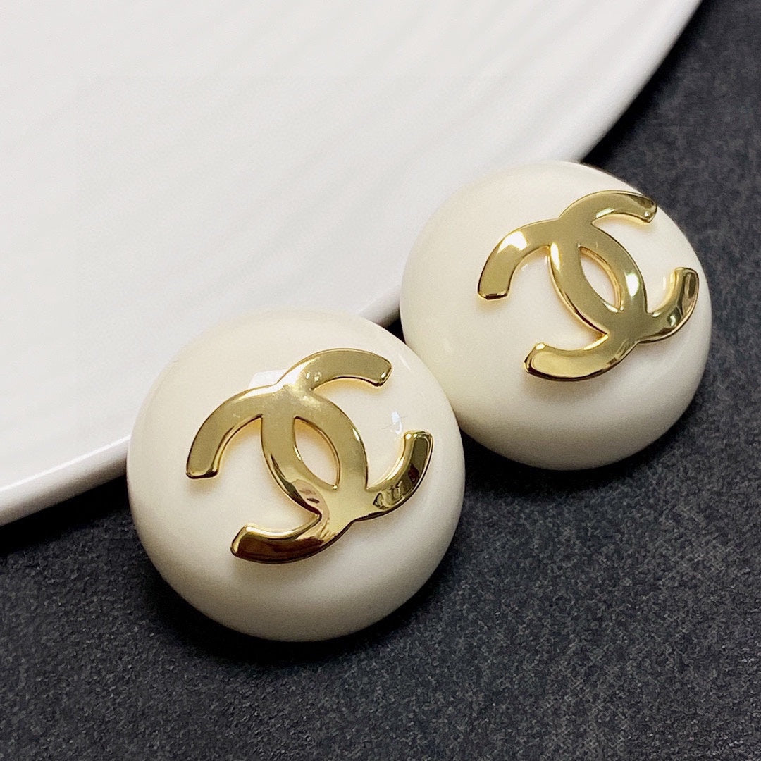 18K Chanel Pearl Round Earrings