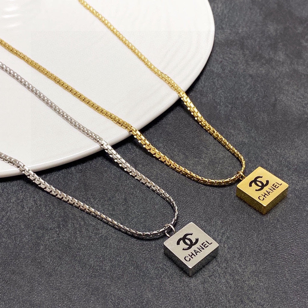 18K Chanel Pendant Necklace