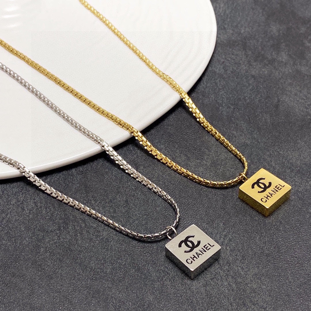 18K Chanel Pendant Necklace