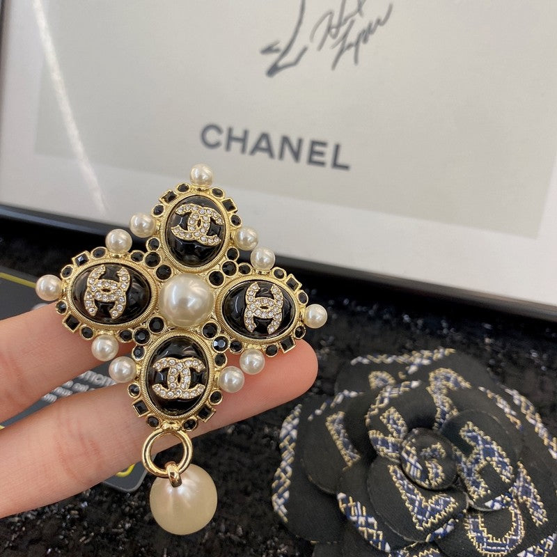 18K Chanel Pearl Pendant Gold Brooch