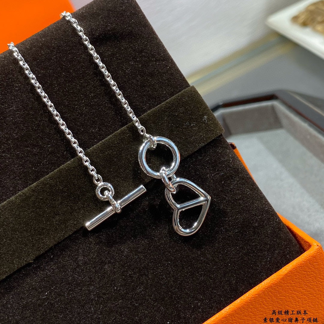 18K Cache-coeur Amulette Pendant Hermès Necklace