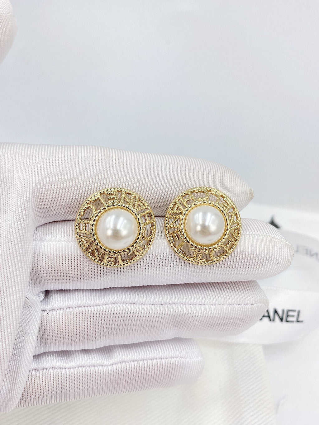 18K Chanel Pearl Round Earrings