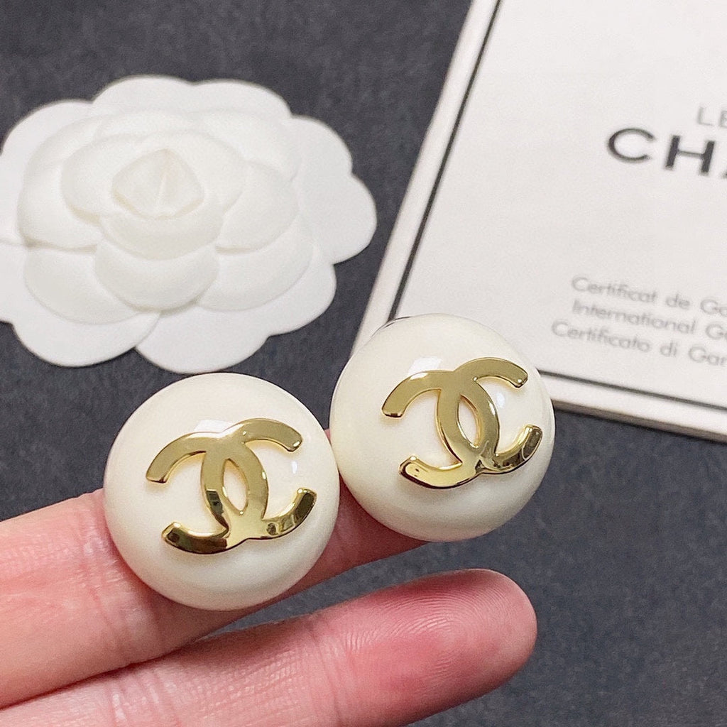 18K Chanel Pearl Round Earrings