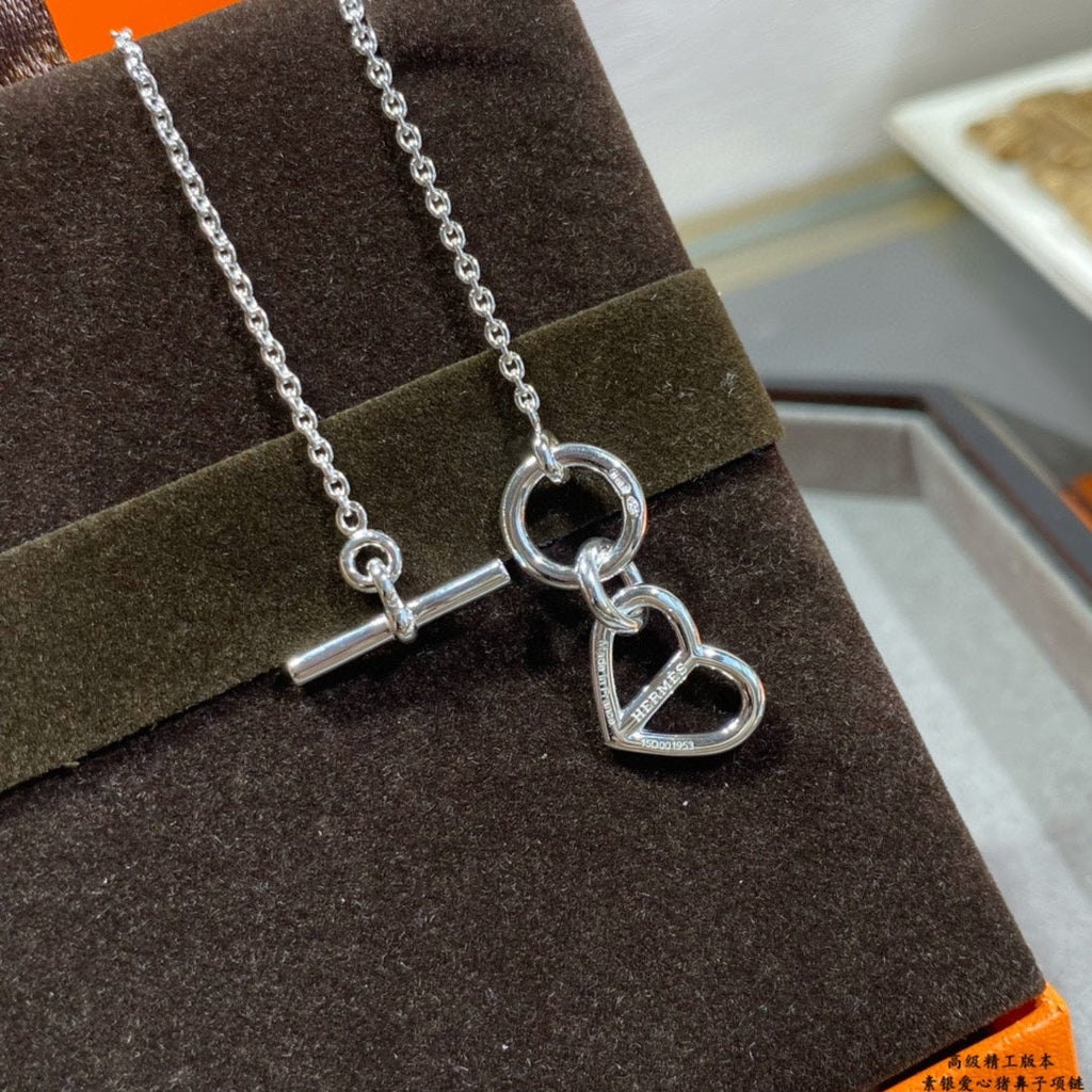 18K Cache-coeur Amulette Pendant Hermès Necklace