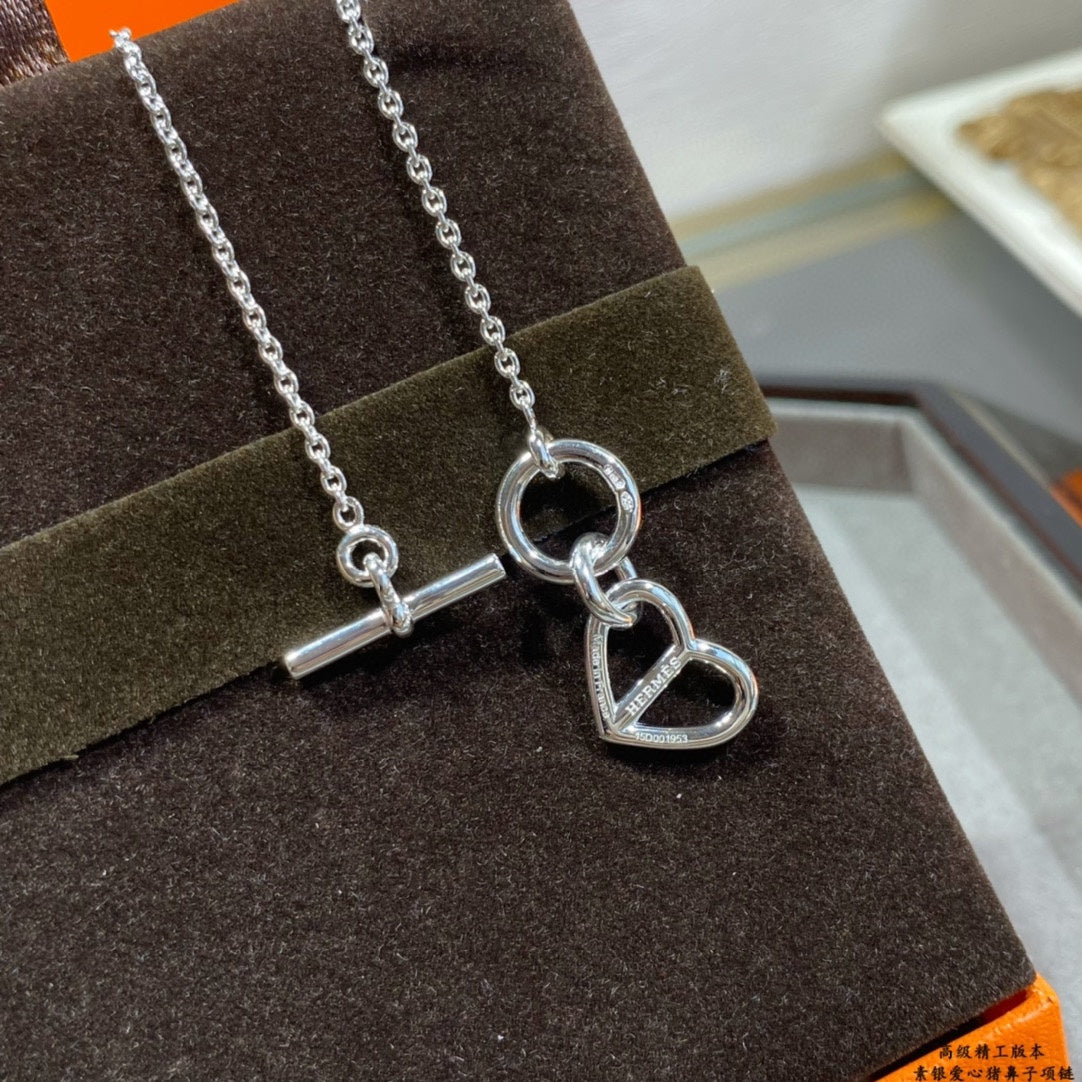 18K Cache-coeur Amulette Pendant Hermès Necklace