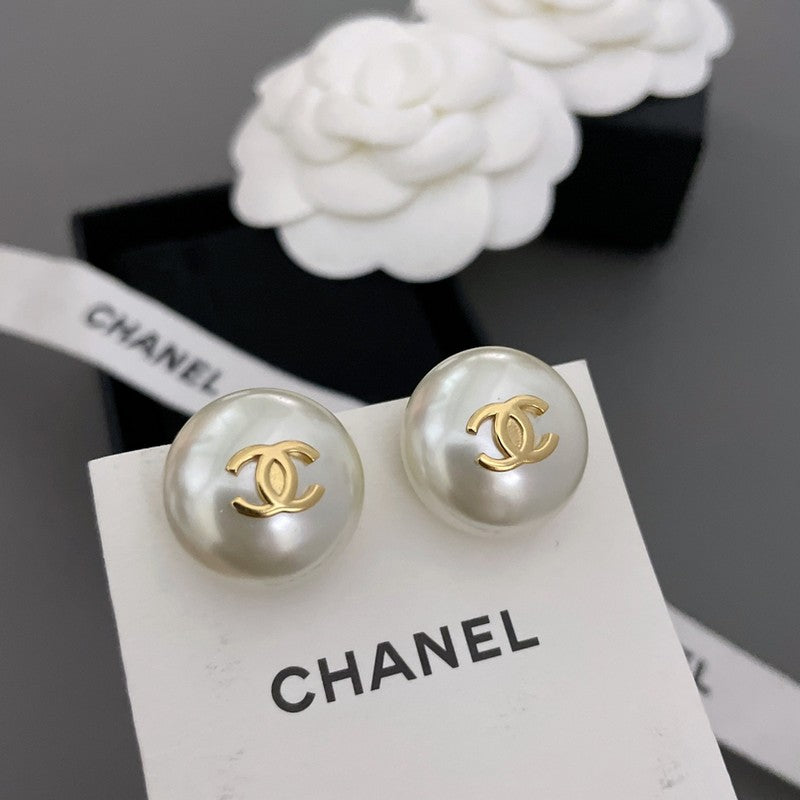 18K Chanel Pearl Gold Round Earrings