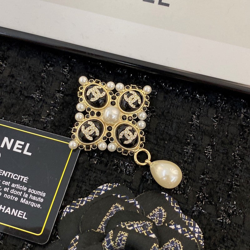 18K Chanel Pearl Pendant Gold Brooch