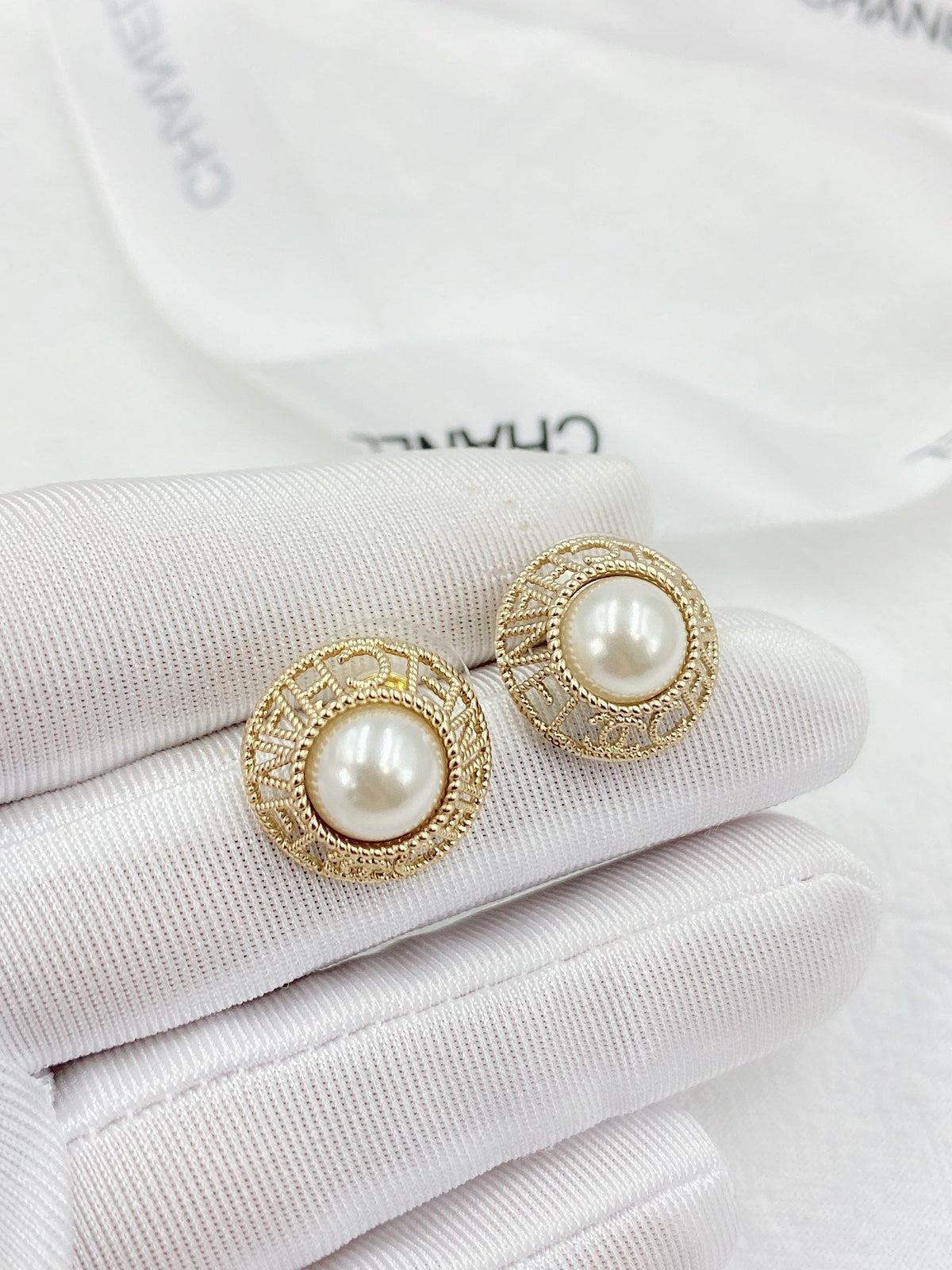 18K Chanel Pearl Round Earrings