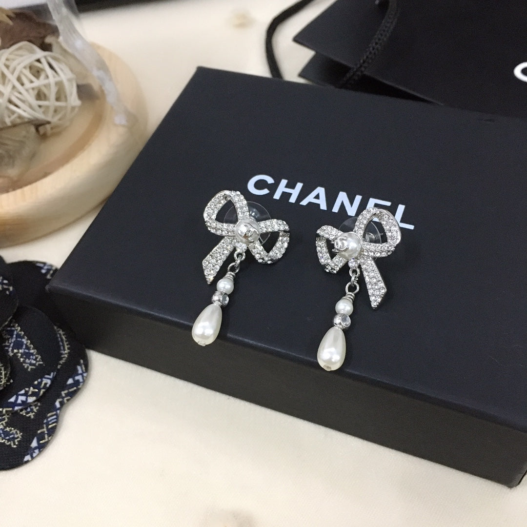 18K Chanel Bow Tie Diamonds Earrings