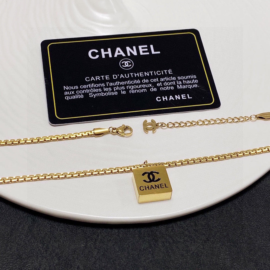 18K Chanel Pendant Necklace