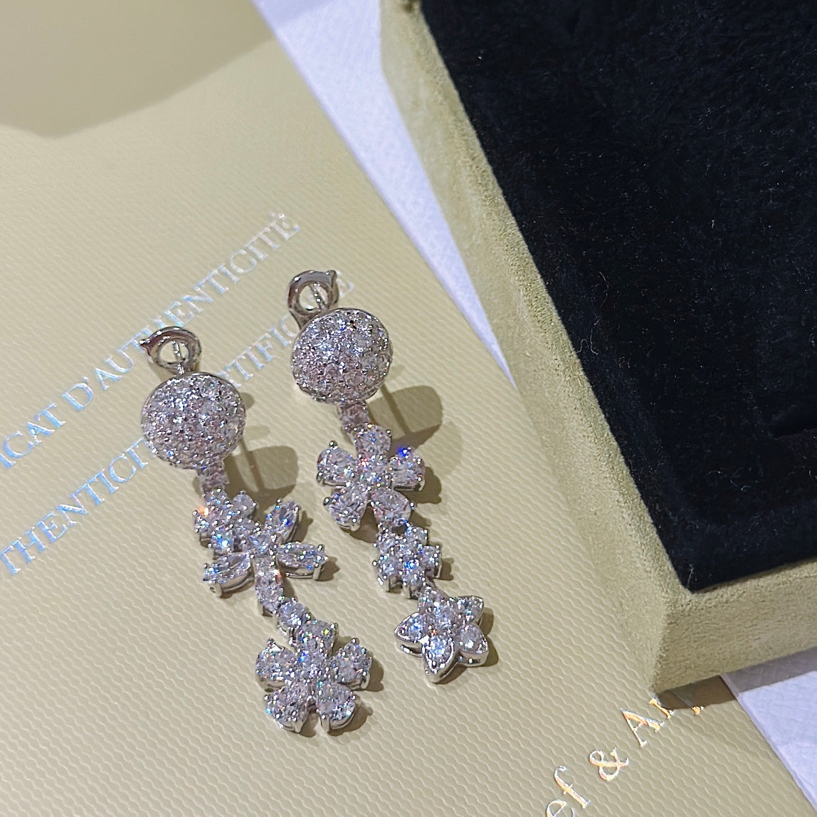 18K Van Cleef & Arpels Folie Des Prés Earrings