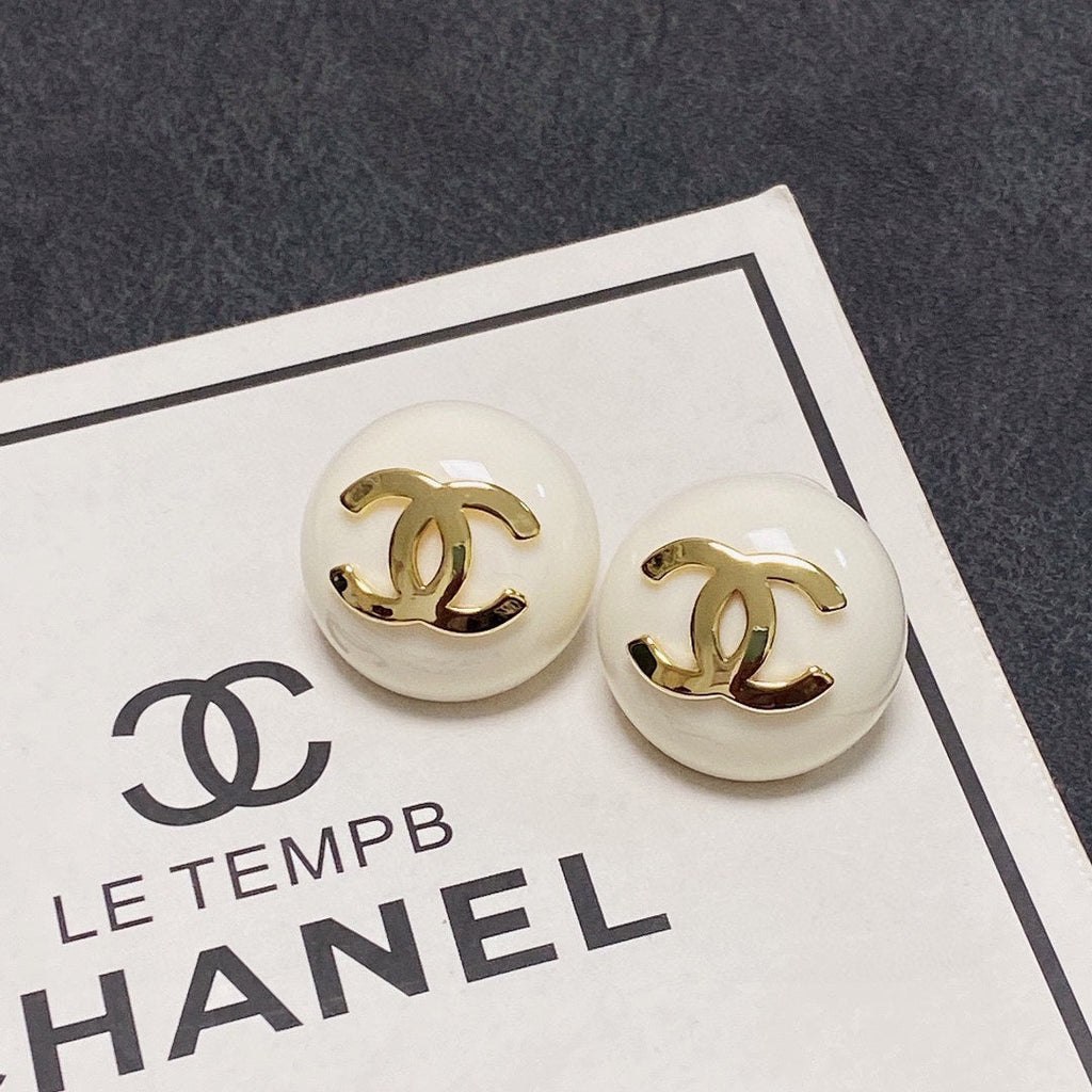 18K Chanel Pearl Round Earrings