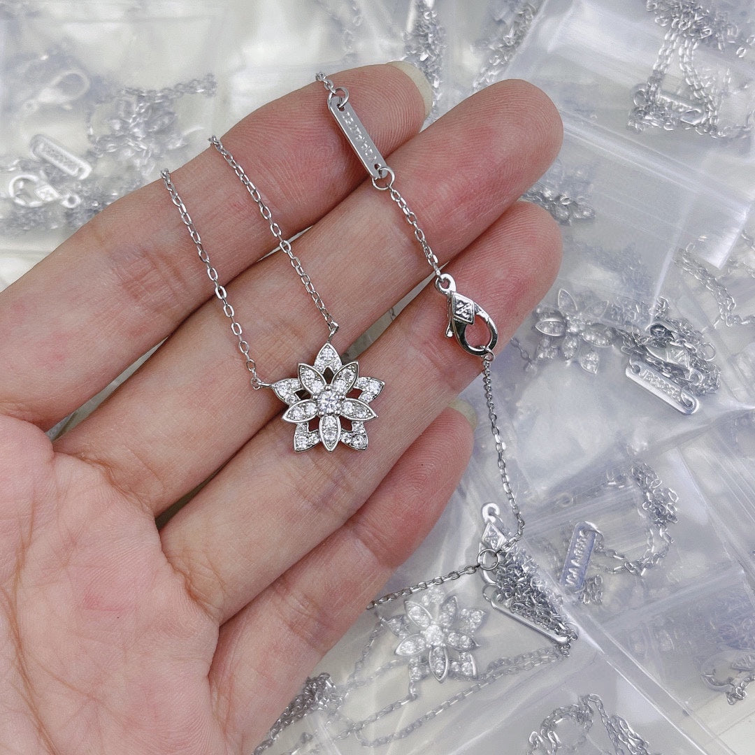 18K Van Cleef & Arpels Lotus Openwork Pendant Necklace